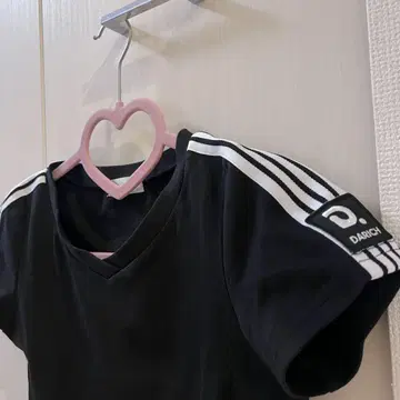 다리치 라인 로고 V넥 티셔츠