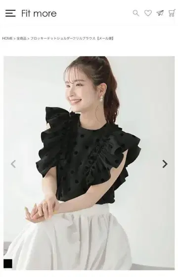 fitmore 핏모아 플로키 도트 숄더 프릴 블라우스