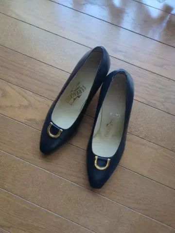 Ferragamo 네이비 펌프스 중간 힐 박스 포함