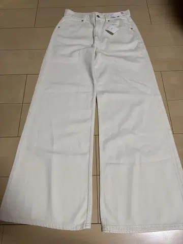 택 포함 새상품 UNIQLO 드레이프 와이드 플레어 청바지 24