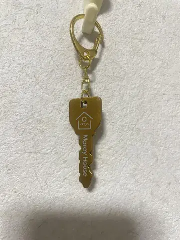 Marcy House 골드 컬러 열쇠형 키링 마 루시이