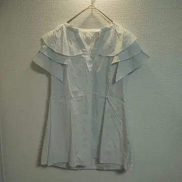 이에나 도비 티어드 개더 슬리브리스 블라우스 프릴 반팔