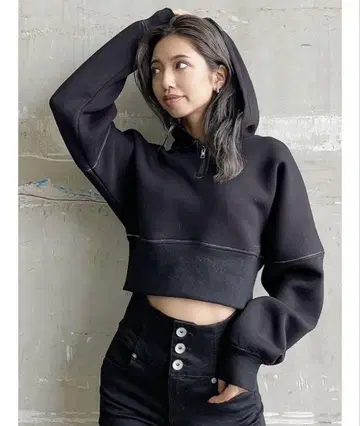 GYDA 백 레이스업 숏 후드티 블랙