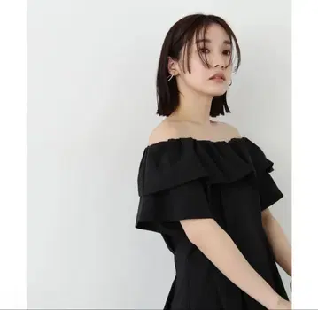 NATURAL BEAUTY BASIC 벌룬 오프숄 블라우스