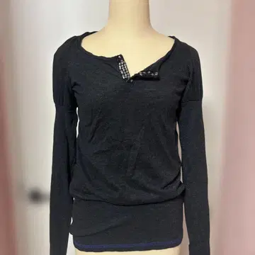 비즈 장식 다크 그레이 긴팔 티셔츠