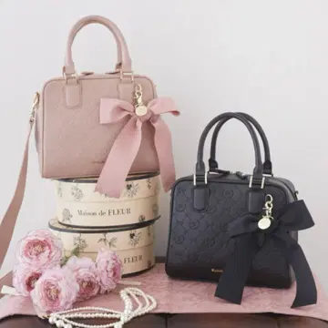 새상품급 Maison de FLEUR 모노그램 리본 참 보스턴 백