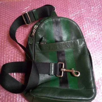 가죽 슬링백 그린 컬러와 블랙 스트라이프