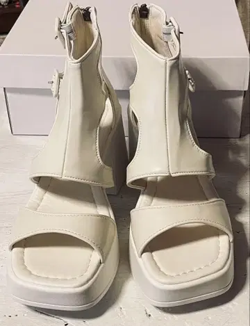 새상품 가죽 벨트 하이컷 통굽 힐 샌들 아이보리 24cm