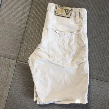 GUESS 화이트 숏팬츠
