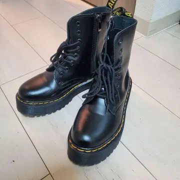 Dr. Martens JADON 8홀 부츠