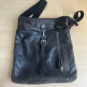 다크 브라운 가죽 숄더백