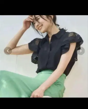 [새상품급] 프릴 블랙 반팔 셔츠