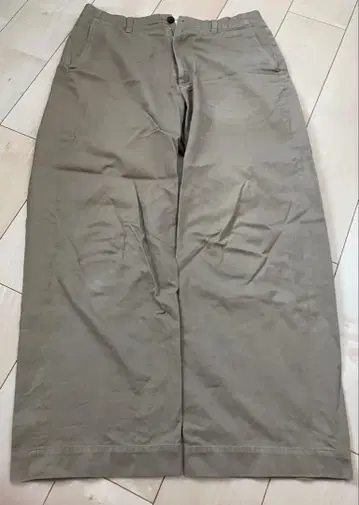 UNIVERSAL PRODUCTS NO TUCK CHINO TROUSER