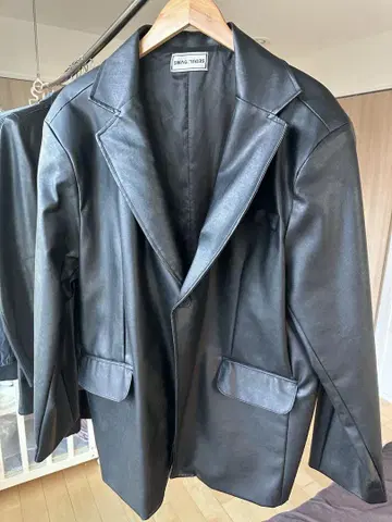 SWAG: SEOUL 블랙 가죽 자켓