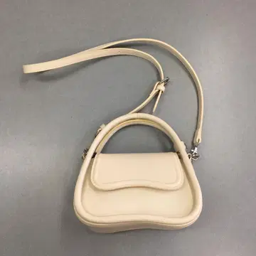 크림색 미니 숄더백