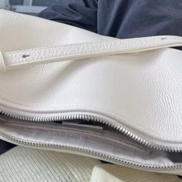 De Meriel basset round bag Basset bag cream on Bunjang