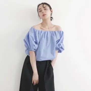 볼륨 오프숄더 블라우스 LIAN