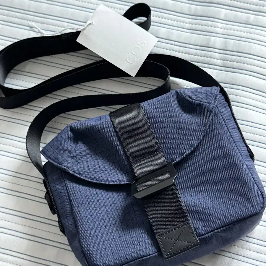 COS | 코스 COS Nylon Crescent Bag Navy Messenger Bag #cos COS | 코스 COS Nylon Crescent Bag Navy Messenger Bag #cos