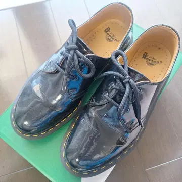 Dr. Martens 블랙 로퍼