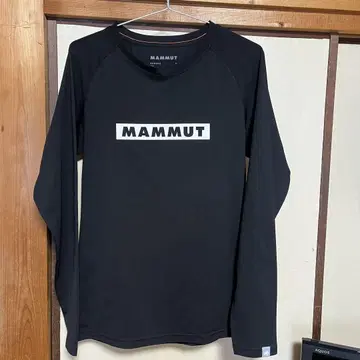 MAMMUT 블랙 긴팔 T셔츠