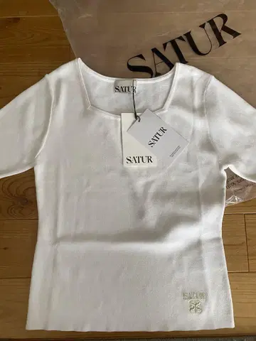 SATUR 화이트 반팔 니트