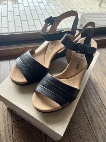 클락스 clarks 웨지솔 스트랩 샌들 블랙 23.5