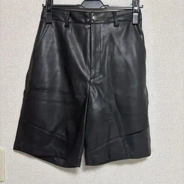 가죽 슬릿 하프 팬츠