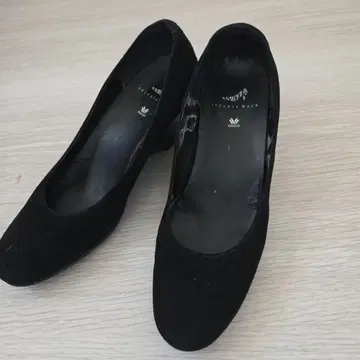 검은색 스웨이드 펌프스 23 EE
