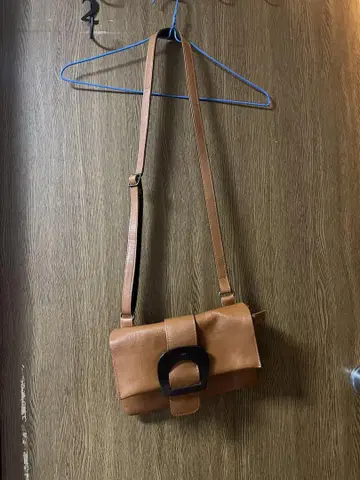 브라운 가죽 플랩 백