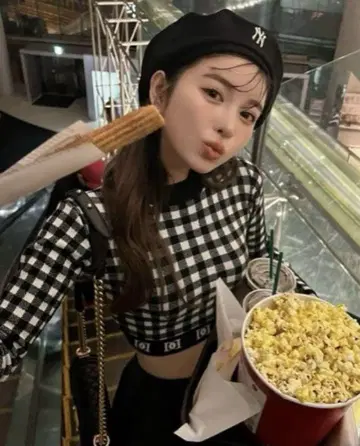 다리치 깅엄 체크 로고 니트 탑