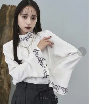 HARE 2WAY 자수 블라우스