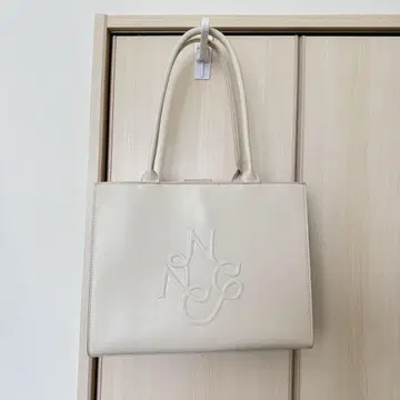 NICE CLAUP 로고 모티브 엠보싱 토트백