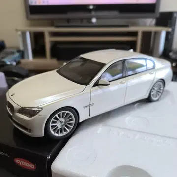BMW 7 Series (F02) 미니카 Kyosho 1/18