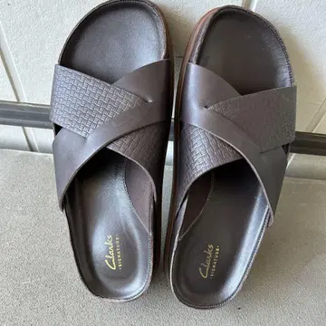신상 Clarks 토퍼드 크로스 브라운 가죽 샌들 28.0