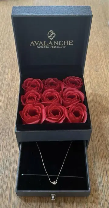 AVALANCHE 골드 로즈 목걸이 박스 포함