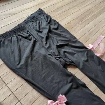 검은색 레이스와 리본 팬츠