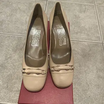 Ferragamo 베이지 체인 장식 하이힐