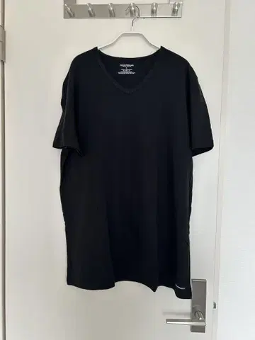 EMPORIO ARMANI 블랙 티셔츠