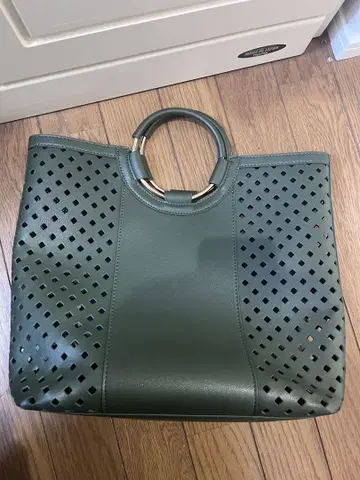올리브 그린 펀칭 디자인 핸드백 시마무라