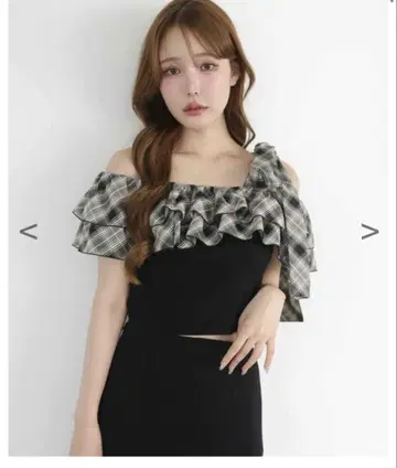 NICE CLAUP 원숄더 리본 상의