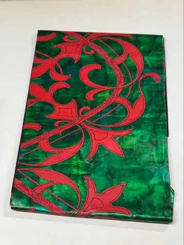 나고야 오비, 윤기 있는 초록색과 빨간색 꽃무늬 자수