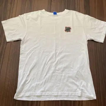 Undefeated 언디피티드 화이트 반팔 티셔츠