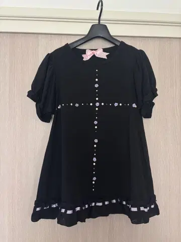 프릴 반팔 퍼프 슬리브 상의 블랙