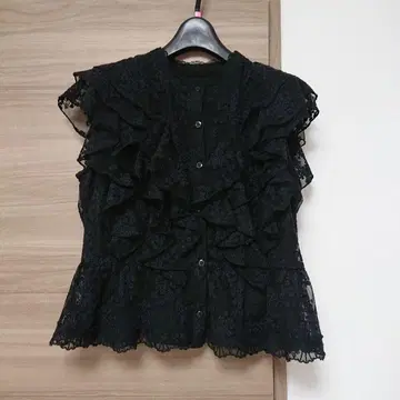 아푸와이저 리셰 프릴 블랙 레이스 슬리브리스 셔츠