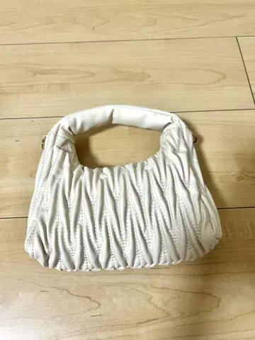 화이트 플리츠 디자인 숄더백