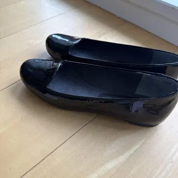 카네마츠 에나멜 플랫슈즈 블랙