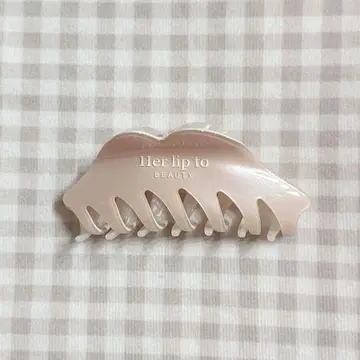 Her lip to BEAUTY LIP SHAPE HAIR CLIP