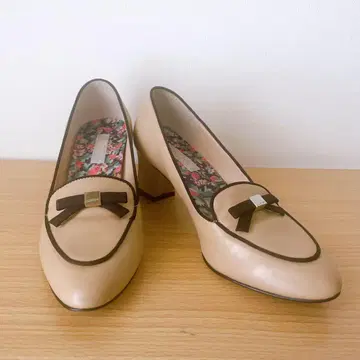 질스튜어트 JILLSTUART 리본 모티브 발수 가공 23cm