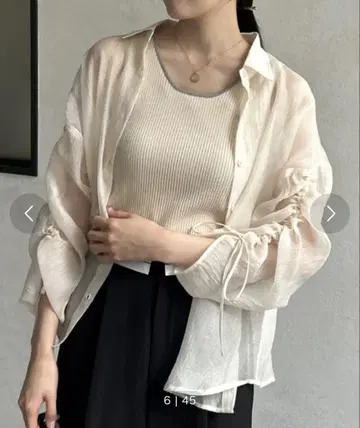 Thevon 라메 와셔 소매 셔링 시어 셔츠 아이보리