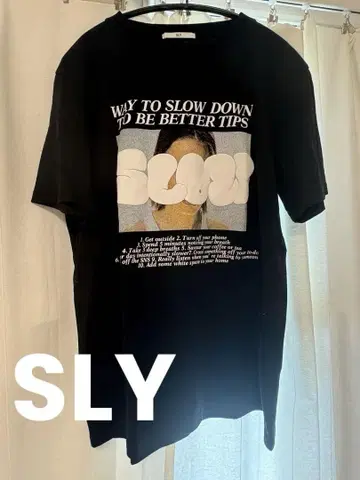 SLY 블랙 그래픽 티셔츠
